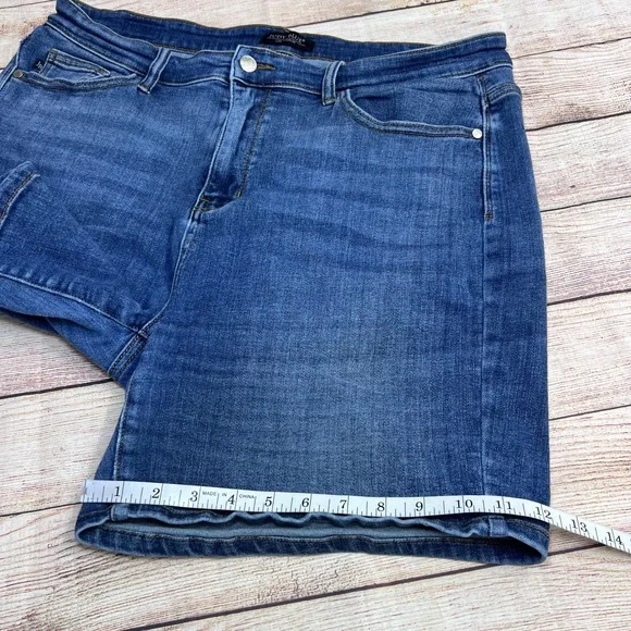 Judy Blue Womens Size 2XL Medium Wash High Rise Denim Shorts Curvy Plus Size - Picture 9 of 11